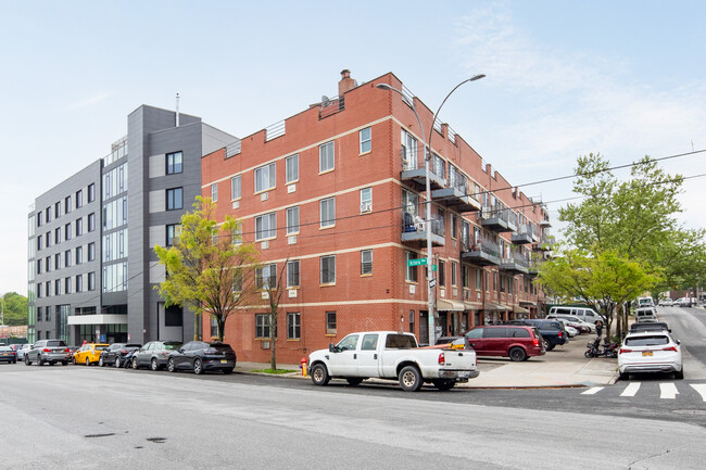 32-01 112th Street in New York, NY - Foto de edificio - Building Photo