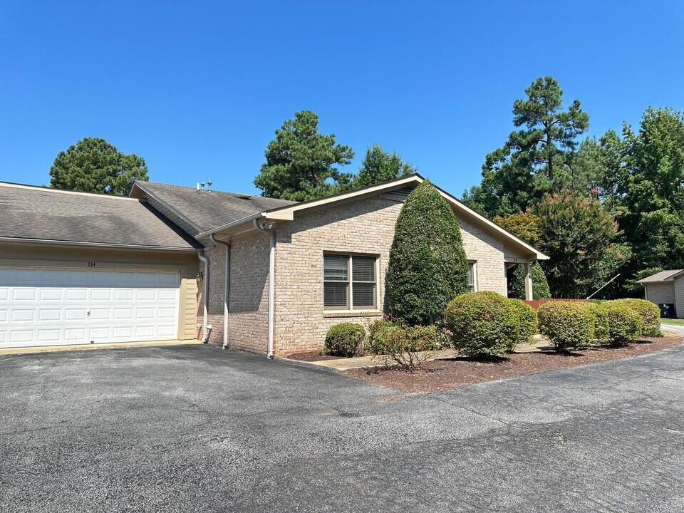 114 Glenwood Cir in South Hill, VA - Building Photo