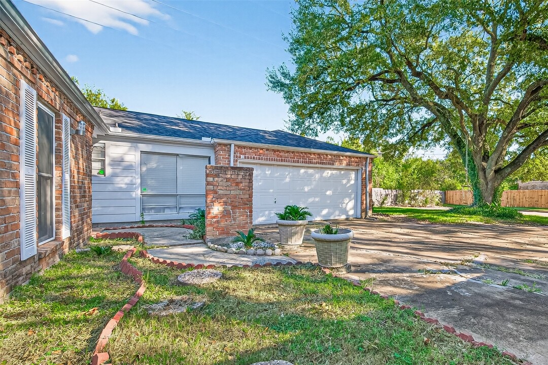 13702 Ella Lee Ln in Houston, TX - Building Photo