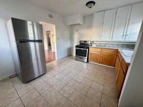 250 1/2 W 49th St, Unit 1 in Los Angeles, CA - Building Photo - Building Photo