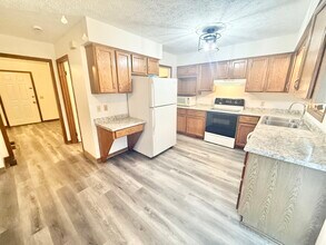 5945 Frank Ave NW in North Canton, OH - Foto de edificio - Building Photo