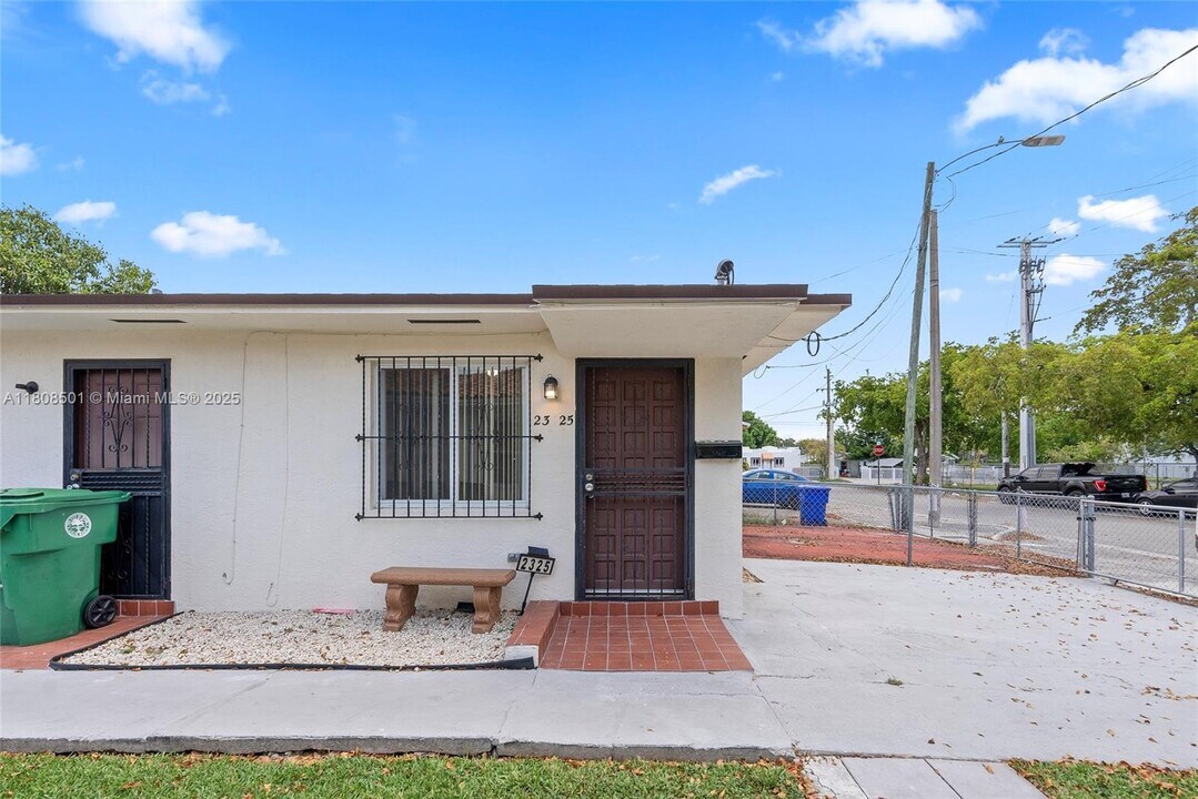 2325 NW 29th St in Miami, FL - Building Photo