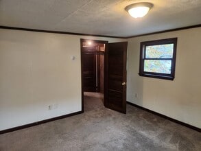 87 Burton St, Unit 2 in Bristol, RI - Building Photo - Building Photo