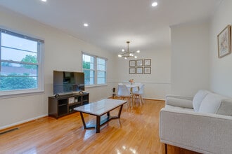 13809 Newport Ln, Unit Basement Apartment in Chantilly, VA - Building Photo - Building Photo