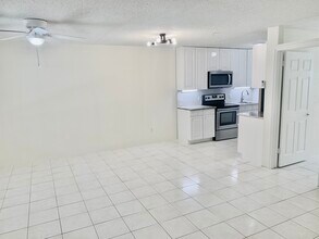 826 Wiggins Pass Rd in Naples, FL - Building Photo - Building Photo