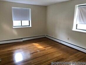 122 Dustin St, Unit 11 in Boston, MA - Foto de edificio - Building Photo
