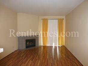 2220 Camino De La Reina in San Diego, CA - Building Photo - Building Photo