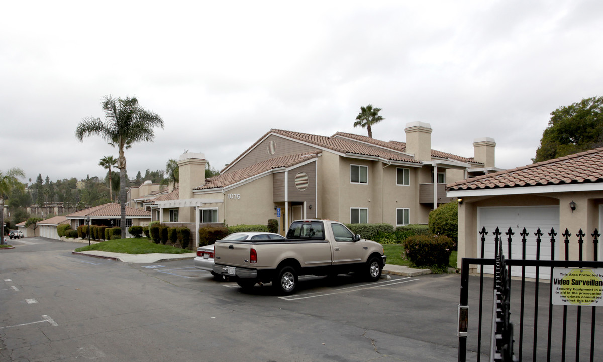 Mountain View Villas in Escondido, CA - Foto de edificio