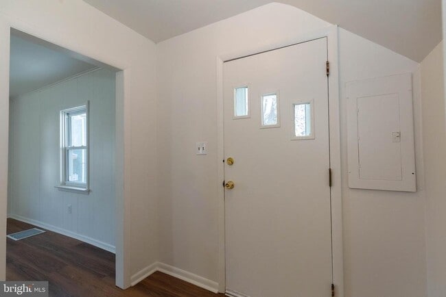 413 S Lawrence St in Charles Town, WV - Building Photo - Building Photo