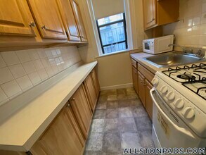 1156 Commonwealth Ave, Unit 29 in Allston, MA - Foto de edificio - Building Photo