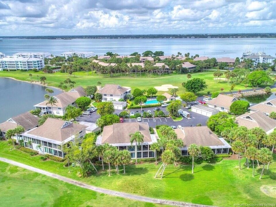 319 Golfview Cir in Stuart, FL - Building Photo