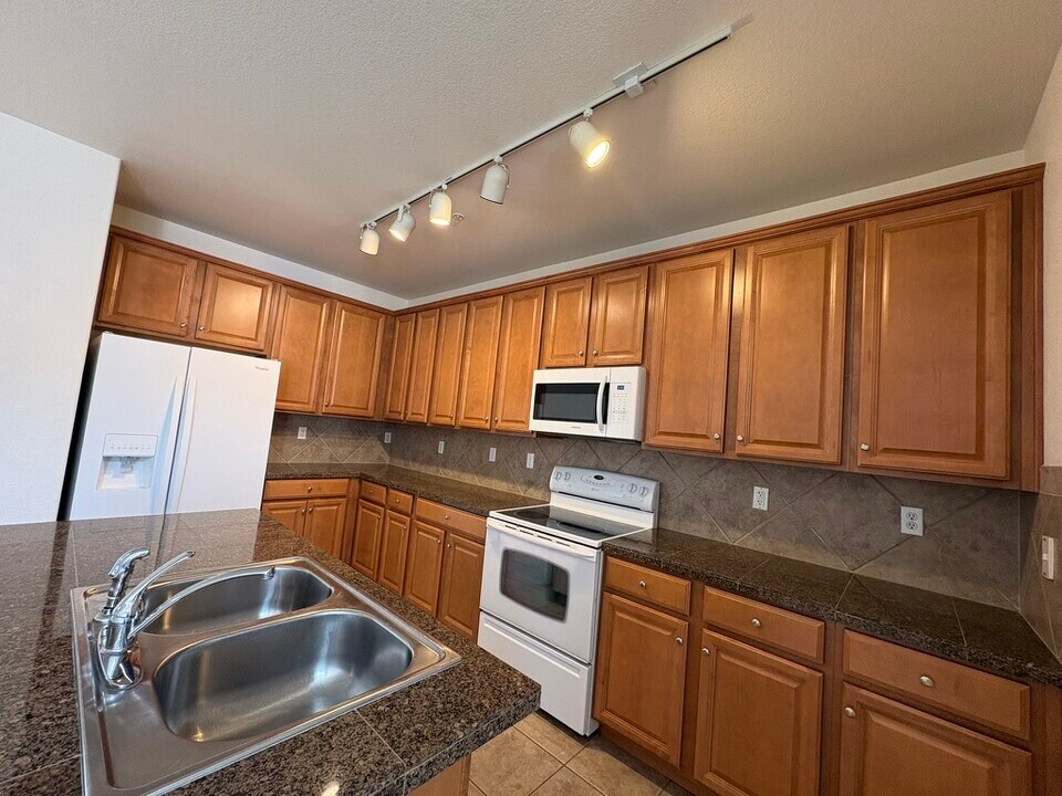 8490 Canyon Rim Trl in Englewood, CO - Foto de edificio