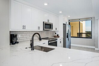 9425 Blind Pass Rd, Unit Yacht and Tennis Club in St Pete Beach, FL - Building Photo - Building Photo