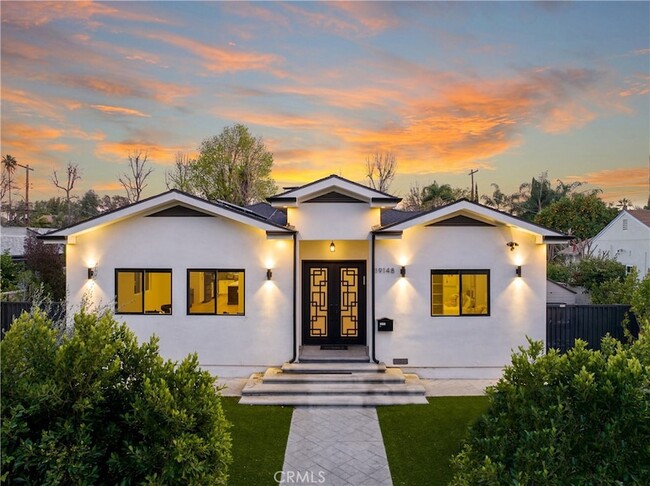 19148 W Oxnard St in Los Angeles, CA - Building Photo - Building Photo