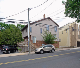 330 Hackensack St in Carlstadt, NJ - Building Photo - Building Photo