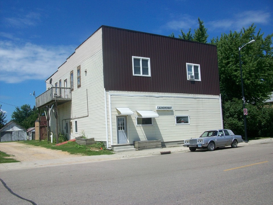 401 Main St N in Minnesota Lake, MN - Building Photo