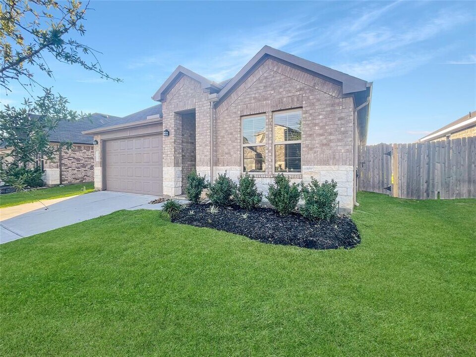 5906 Warm Bungalow Ln in Conroe, TX - Building Photo