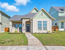 102 Cardinal Wds in Granbury, TX - Building Photo