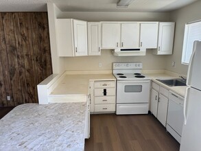 5352 S Swenson St in Las Vegas, NV - Building Photo - Building Photo