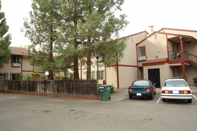 Autumn Leaves in Vacaville, CA - Foto de edificio - Building Photo