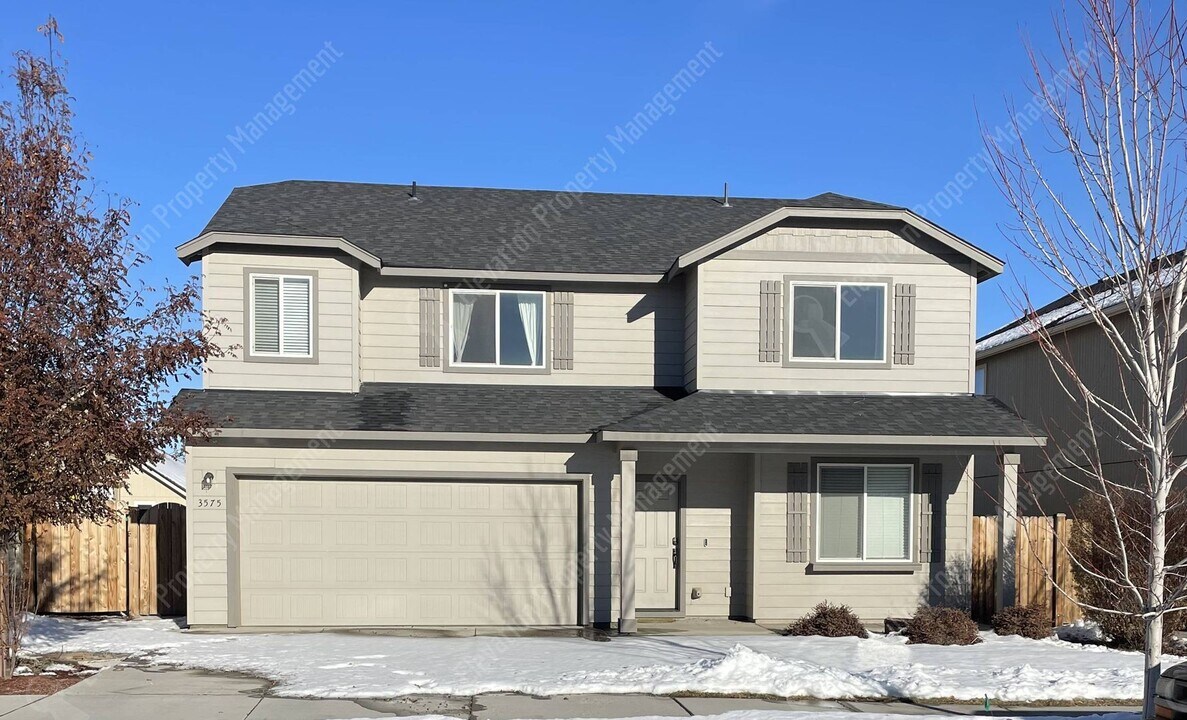 3575 SW Pumice Ave in Redmond, OR - Foto de edificio