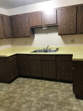 902 S Douglas St in Lamberton, MN - Foto de edificio - Building Photo