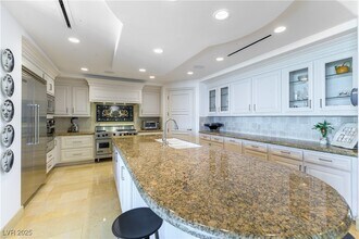 9101 Alta Dr in Las Vegas, NV - Foto de edificio - Building Photo