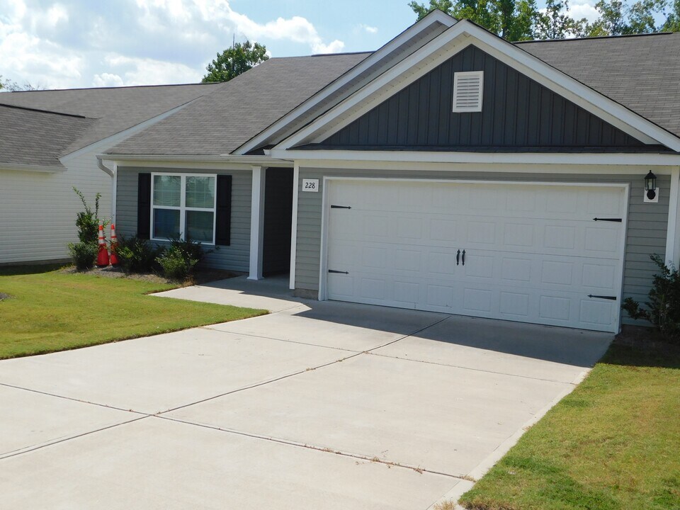 228 Sundew Rd in Elgin, SC - Building Photo