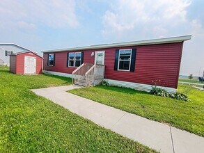 2010 Peregrine Ave NW in Stewartville, MN - Foto de edificio - Building Photo