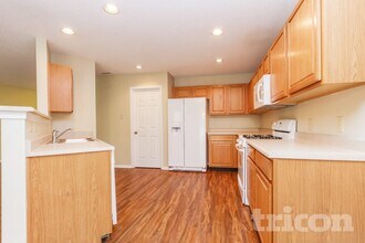 8243 Firefly Way in Indianapolis, IN - Foto de edificio - Building Photo