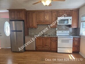 13 Rosscraggon Dr in Asheville, NC - Building Photo - Building Photo