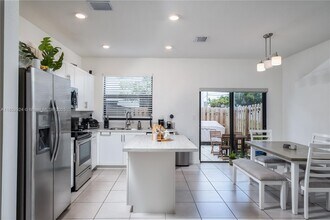 21464 NE 3rd Path in North Miami Beach, FL - Foto de edificio - Building Photo