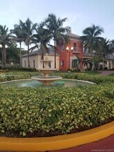 8363 Lake Dr in Doral, FL - Building Photo - Building Photo