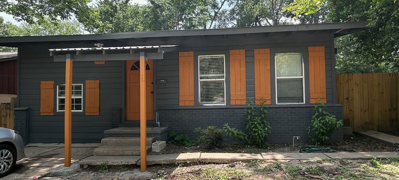 607 W Dallas St in Conroe, TX - Building Photo