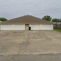 212 Boston Ave, Unit 4-Plex With Garage in Nederland, TX - Building Photo