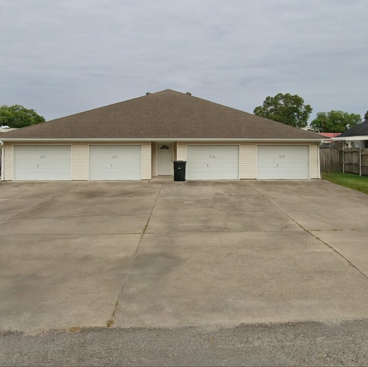 212 Boston Ave, Unit 4-Plex With Garage in Nederland, TX - Building Photo