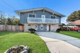 Beautifully updated San Antonio home by Botanical Garden in San Antonio, TX - Building Photo