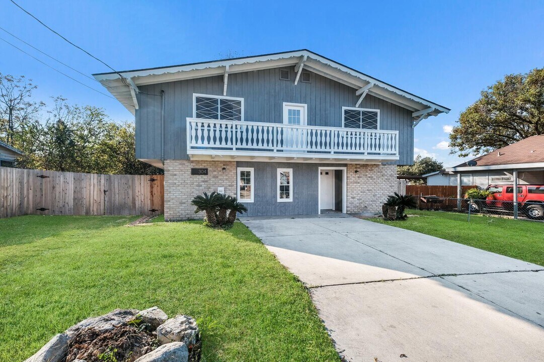 Beautifully updated San Antonio home by Botanical Garden in San Antonio, TX - Building Photo