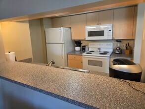 1235 Reserve Way, Unit 104 in Naples, FL - Foto de edificio - Building Photo