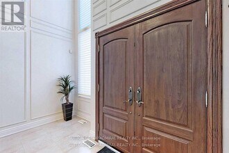 45 Pinewood Dr in Vaughan, ON - Building Photo - Building Photo