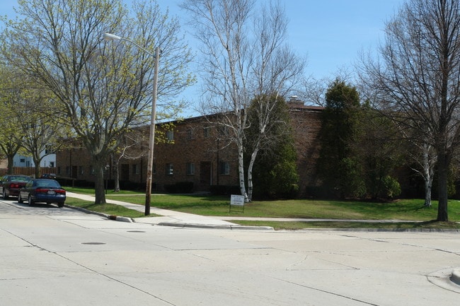 Koosa 42 LLC in Sheboygan, WI - Foto de edificio - Building Photo