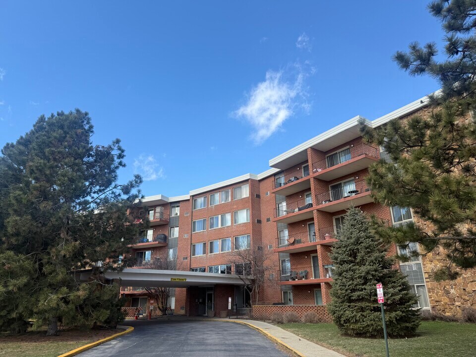 16 E Old Willow Rd, Unit 404s in Prospect Heights, IL - Building Photo