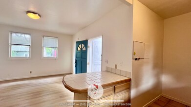 46 Yosemite Ave-Unit -2 in Oakland, CA - Building Photo - Building Photo