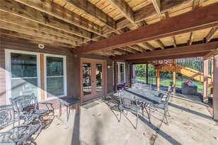 8420 Timber Trail in Brecksville, OH - Foto de edificio - Building Photo