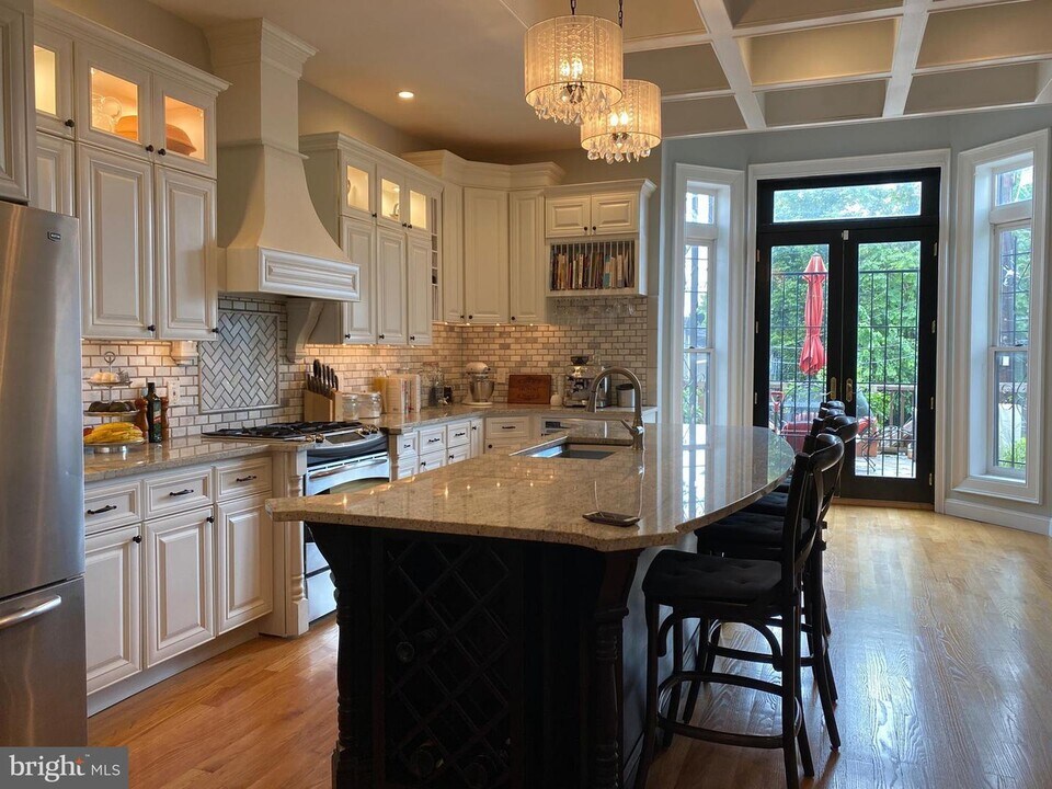 2406 Madison Ave in Baltimore, MD - Building Photo