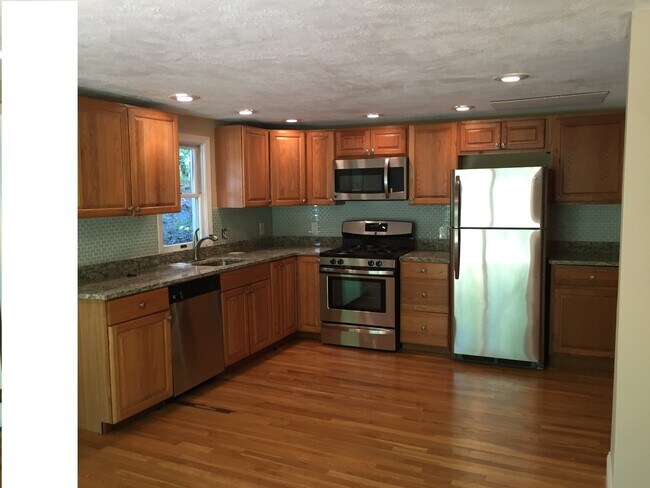 31 Pine St, Unit 2 in Dedham, MA - Building Photo - Building Photo