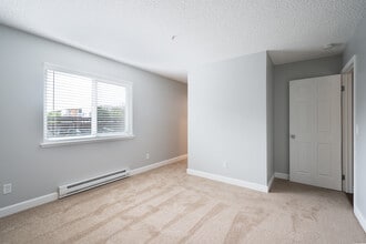 Creekside Park Apartments in Napa, CA - Building Photo - Interior Photo