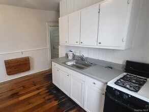 108 Winnikee Ave in Poughkeepsie, NY - Foto de edificio - Building Photo