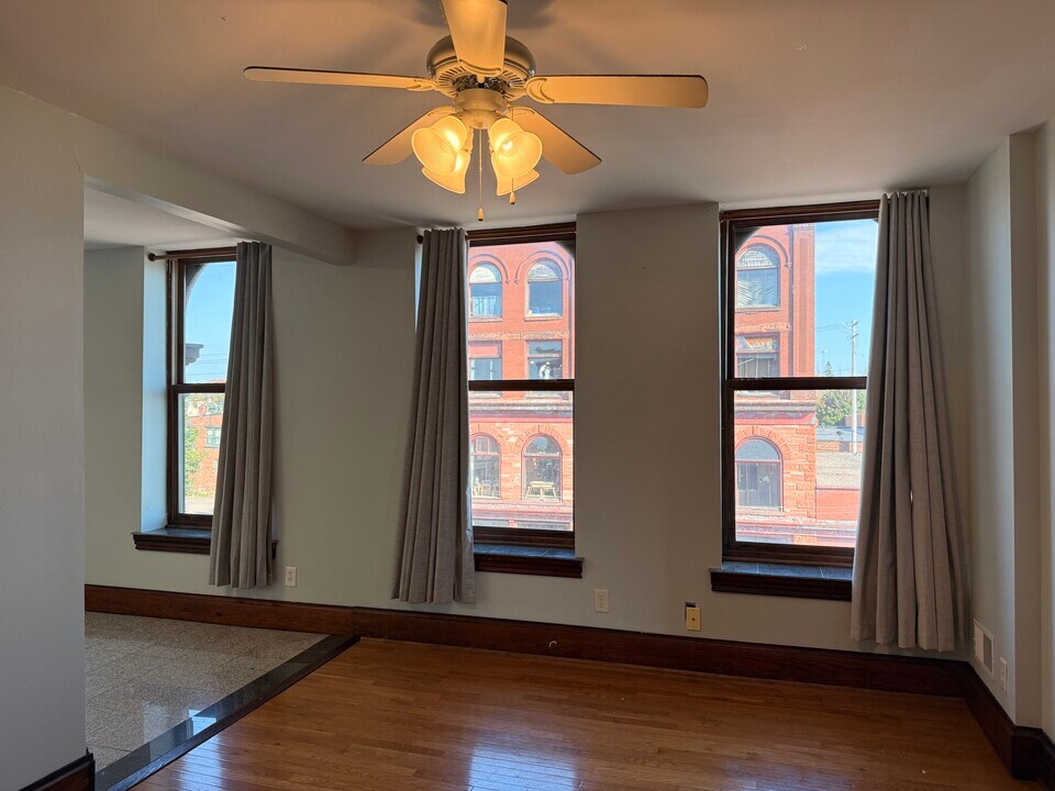 215 6th St, Unit 1 in Calumet, MI - Building Photo
