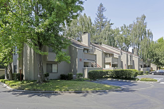 Water's Edge Apartments in Sacramento, CA - Building Photo - Building Photo